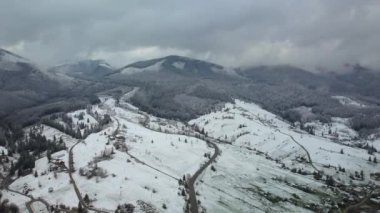 Kışın dağların üzerinden uçmak