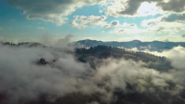 Survoler un paysage de montagne dans les nuages — Video