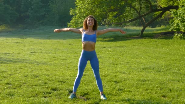 Junge Frau treibt Sport in der Natur — Stockvideo