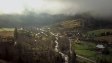 Fırtına bulutlarının havadan görünüşü ve dağlarda bir köy