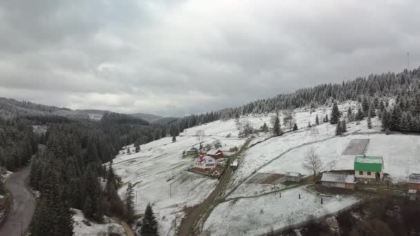 Vol au-dessus des montagnes en hiver — Video