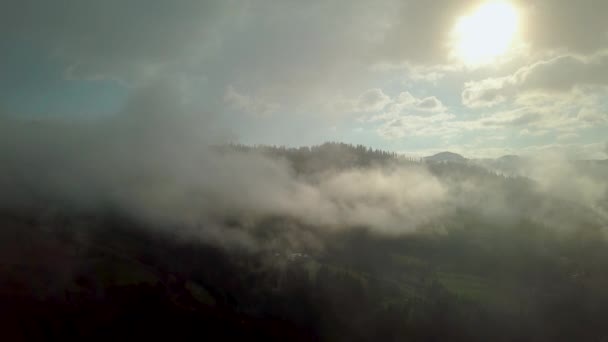 Latanie nad chmurami w górach — Wideo stockowe