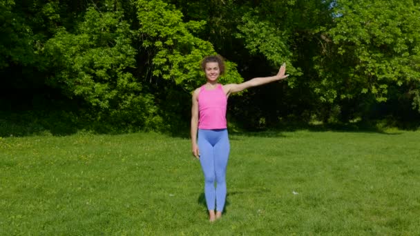 Jonge vrouw die sport doet in de natuur — Stockvideo