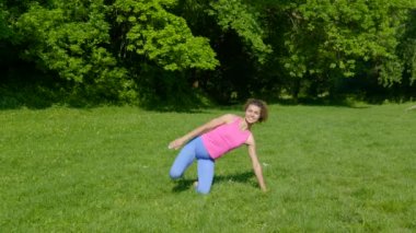 Doğada spor yapan genç bir kadın.