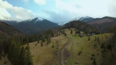 Dağ manzarasının üzerinde uçuyor