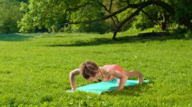 Doğada spor yapan genç bir kadın.