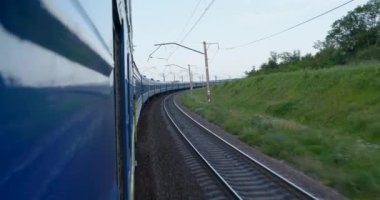 Hareket halindeki tren penceresinden görüntüle