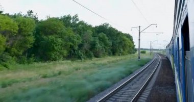 Hareket halindeki tren penceresinden görüntüle