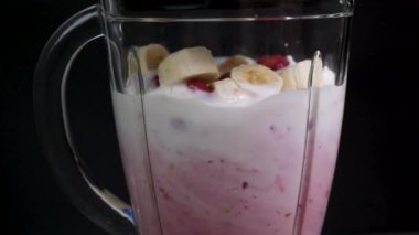 Sağlıklı Çiğ Vegan Çilekli Muz Smoothie yapıyorum.