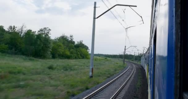 Widok z okna pociągu w ruchu — Wideo stockowe