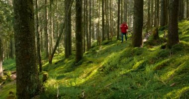 Sırt çantalı turist doğa gezisine çıktı.
