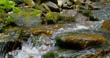 Eski model deri yürüyüş botlarının yakın çekimi dağ yürüyüşçüleri akarsu kaydırağı