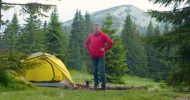 Dağlardaki ateşin yanında sakallı adam