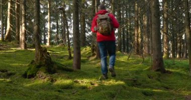 Sırt çantalı turist doğa gezisine çıktı.