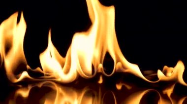 Siyah Arkaplanda Yavaş Çekim Alevleri İzole Edildi