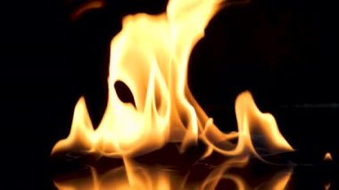 Siyah Arkaplanda Yavaş Çekim Alevleri İzole Edildi