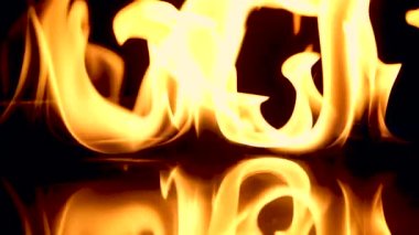 Siyah Arkaplanda Yavaş Çekim Alevleri İzole Edildi