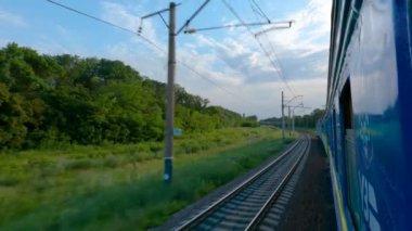 Hareket halindeki tren penceresinden görüntüle