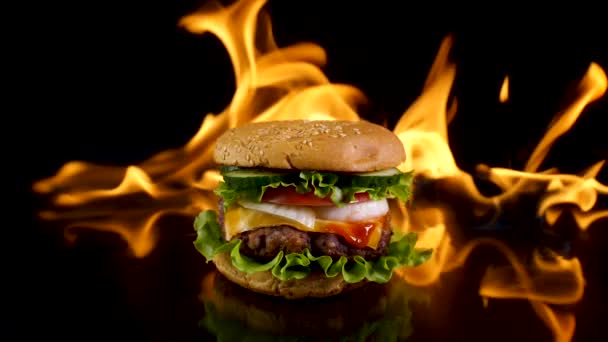 Délicieux hamburger sur fond de feu — Video