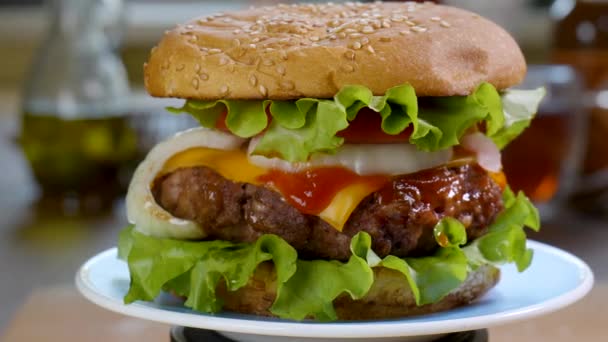 Nötkött Burger roterande på köksbordet — Stockvideo