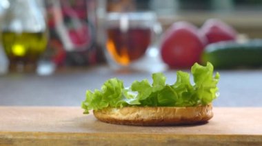 Hamburger pişiriyorum. Yakın plan.