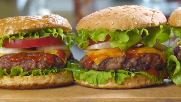 Rundhamburgers op de keukentafel — Stockvideo