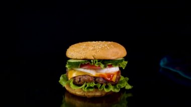 Ateşin arka planında lezzetli bir burger.