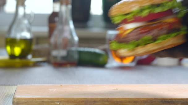 Big appetizing burgers — Stockvideo