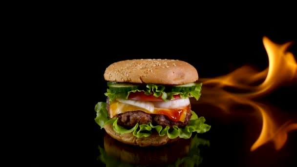 Deliciosa hamburguesa en el fondo del fuego — Vídeos de Stock