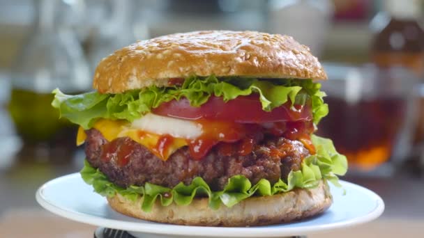 Beef Burger rotating on the kitchen table — Stockvideo