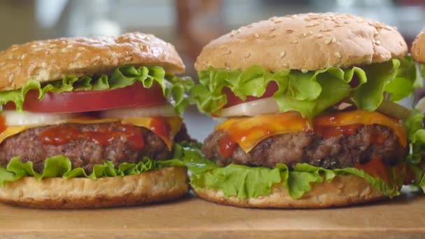 Hovězí burgery na kuchyňském stole — Stock video