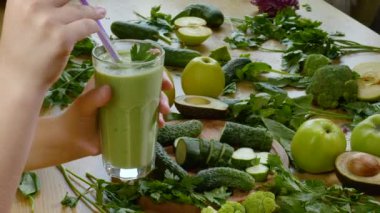 Taze sıkılmış organik sebze ve meyve suyu bardağa.