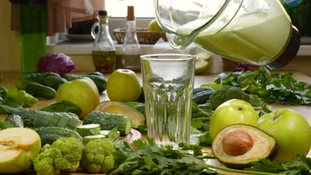 Verser dans le verre du smoothie bio aux fruits et légumes verts fraîchement pressés — Video