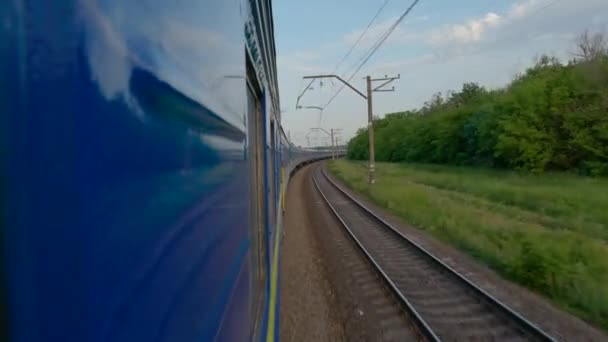 Widok z okna pociągu w ruchu — Wideo stockowe