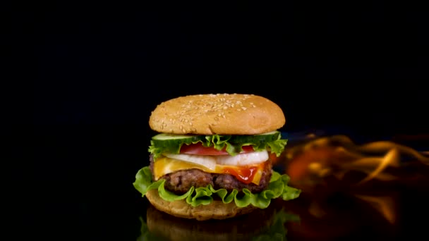 Finom hamburger a tűz hátterében — Stock videók