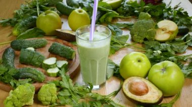 Taze sıkılmış organik sebze ve meyve suyu bardağa.