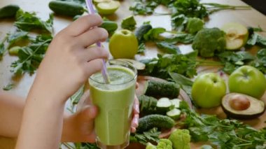 Taze sıkılmış organik sebze ve meyve suyu bardağa.