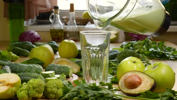 Verter verduras verdes recién exprimidas orgánicas y batido de frutas en el vaso — Vídeos de Stock