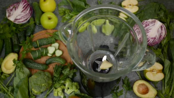 Las verduras caen en la licuadora — Vídeos de Stock