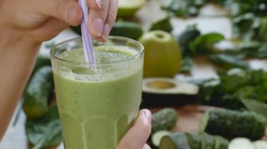 Taze sıkılmış organik sebze ve meyve suyu bardağa.