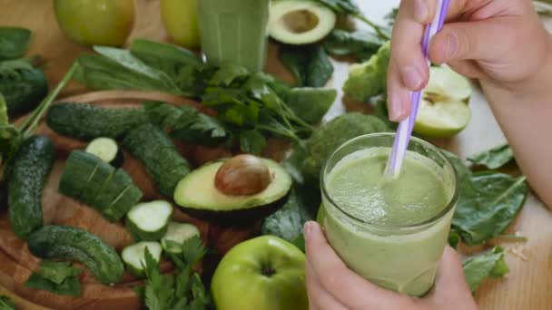 Органические свежевыжатые зеленые овощи и фруктовый смузи в стекло — стоковое видео