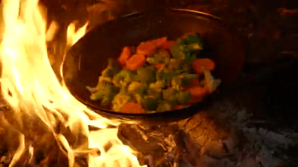 Smažit brokolici a mrkev na pánvi nad ohněm — Stock video
