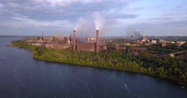 Вид з повітря на промислову зону з заводом — стокове відео