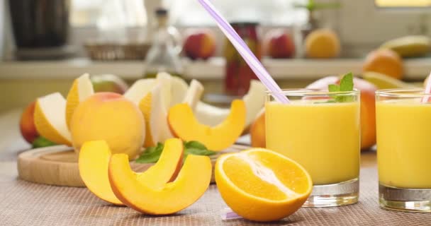 Дынный банан апельсиновый смузи и свежие фрукты — стоковое видео