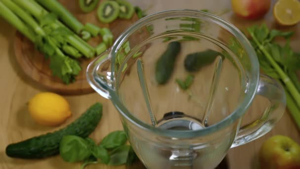 Las verduras caen en la licuadora — Vídeos de Stock