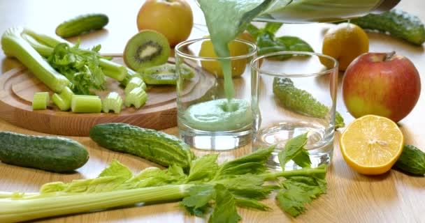 Giet biologische vers geperste groene groenten en fruit smoothie in het glas — Stockvideo