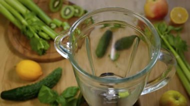 Sebzeler karıştırıcıya düşer.