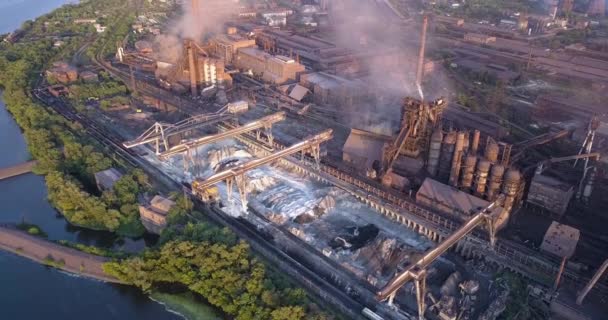Widok z lotu ptaka strefy przemysłowej z fabryką — Wideo stockowe