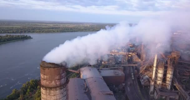 Vista aerea della zona industriale con una grande pipa spessa fumo bianco — Video Stock