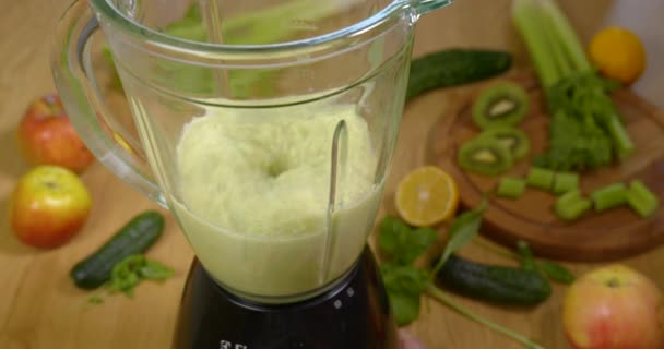 Πράσινο φρέσκο smoothie αναμειγνύεται στο μπλέντερ — Αρχείο Βίντεο